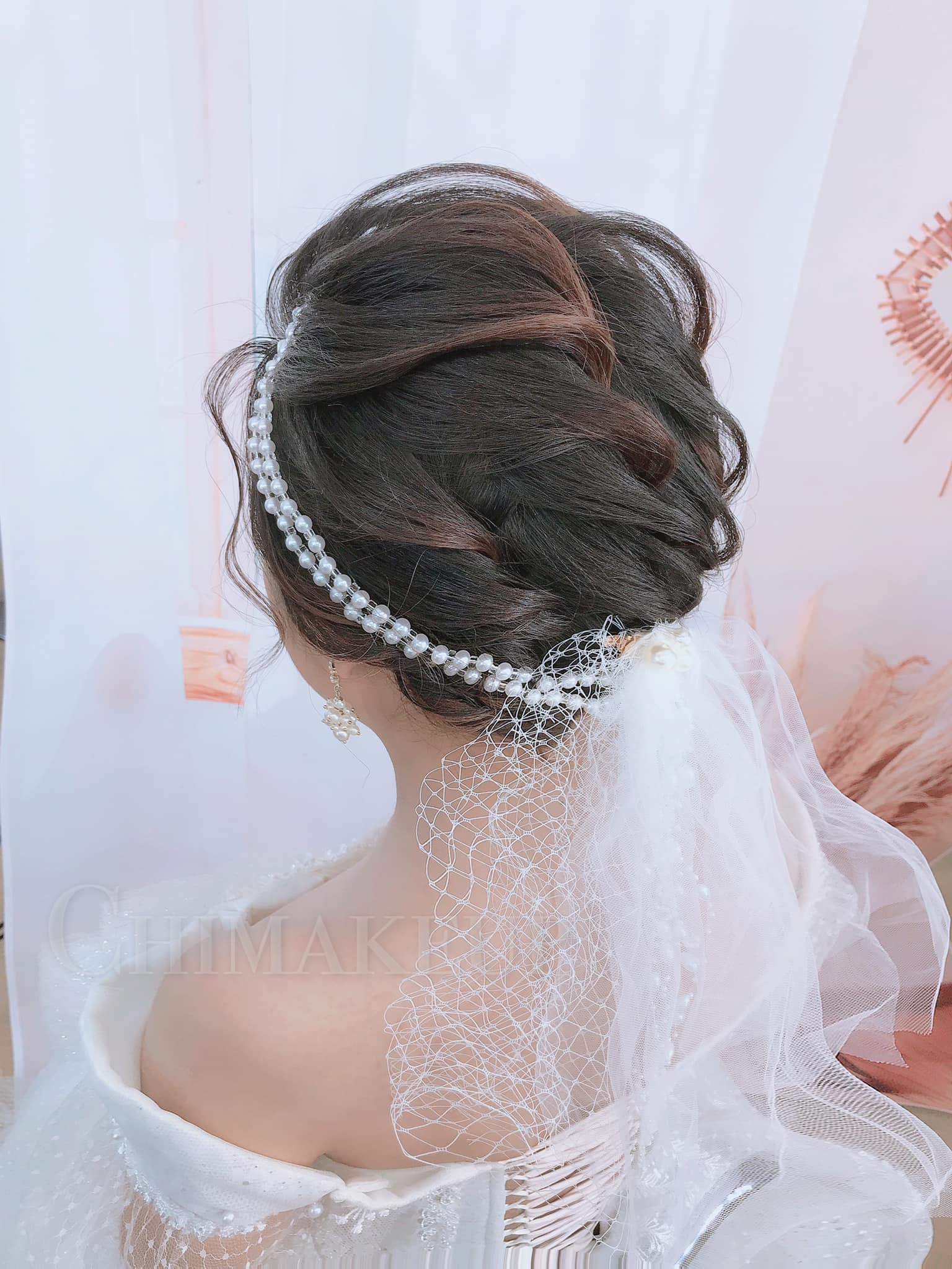 Học làm tóc cô dâu sẽ giúp bạn trở thành một chuyên gia về tóc cưới và giúp bạn tự tin hơn trong việc phục vụ khách hàng. Tại Mai Wedding, chúng tôi cung cấp khóa học tuyệt vời về phong cách tóc cưới để bạn học hỏi kinh nghiệm từ các chuyên gia hàng đầu của ngành.