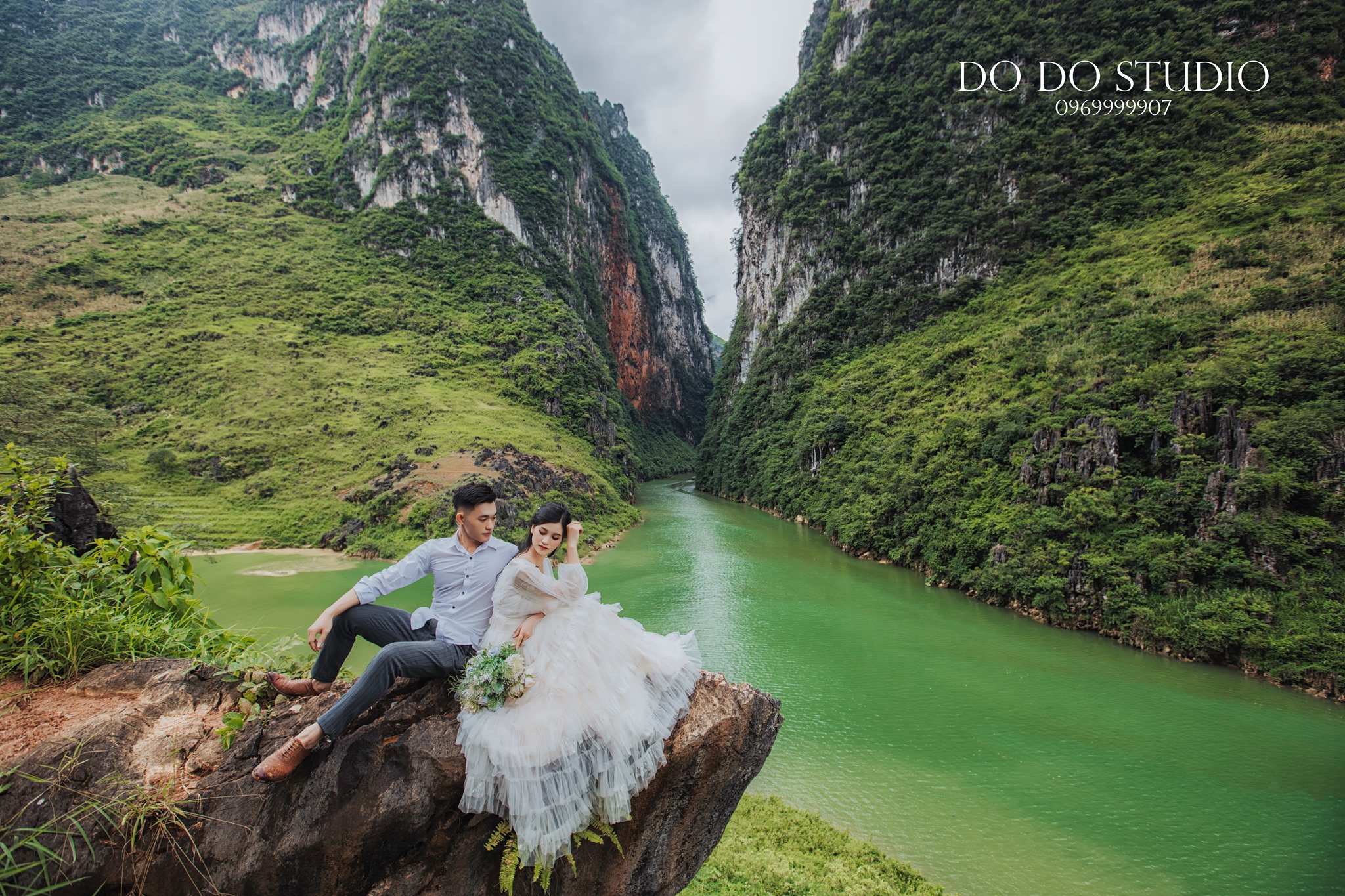 Studio chụp ảnh cưới tại Hà Giang cung cấp dịch vụ chuyên nghiệp và hiện đại nhất để bạn có thể giữ lại những khoảnh khắc vô giá trong ngày trọng đại của mình. Hãy đến với chúng tôi để được trải nghiệm những bức ảnh cưới đẹp nhất.