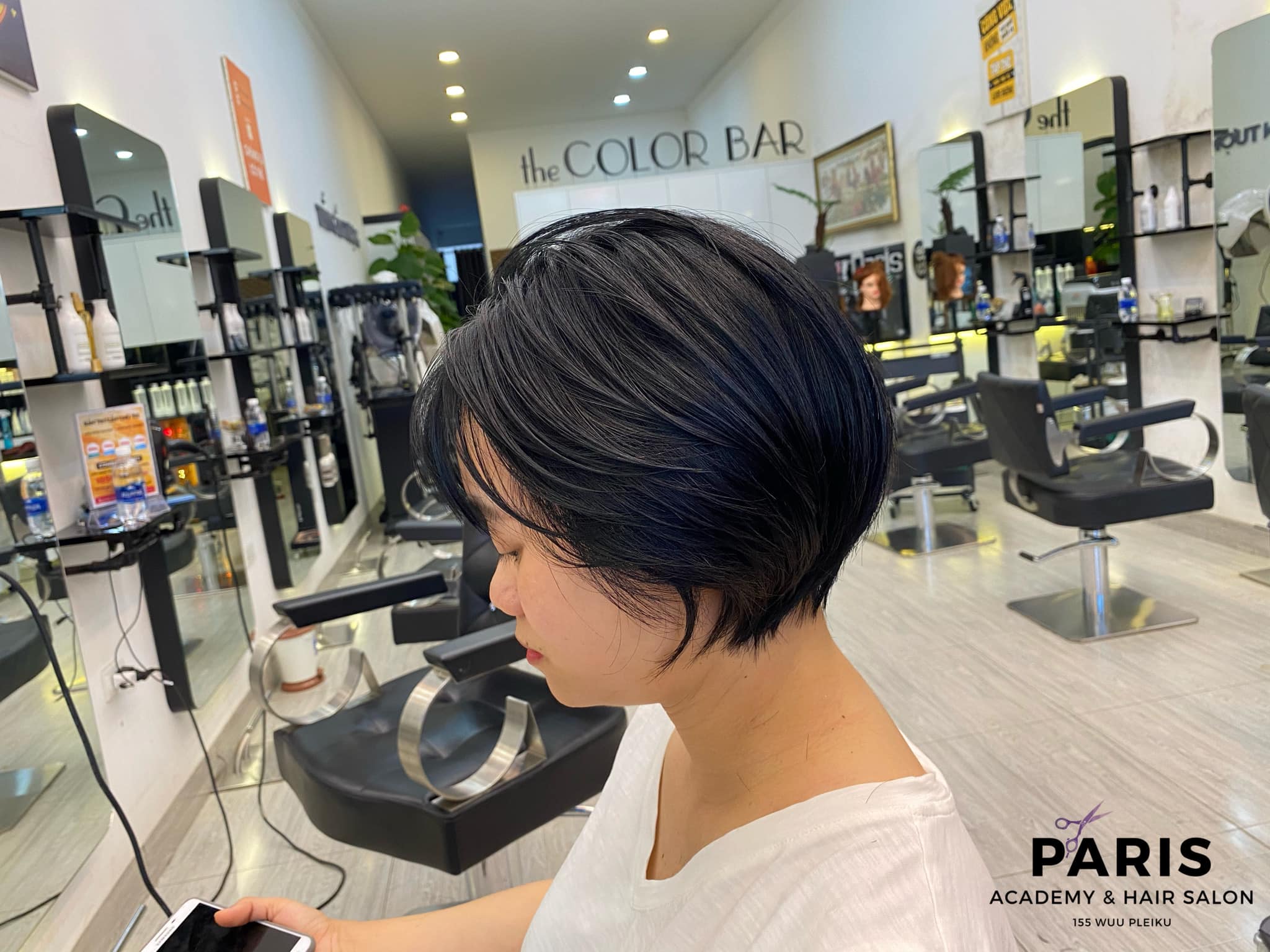 Thưởng thức cảm giác thư giãn tột độ với dịch vụ tóc vào cuối tuần tại tiệm salon tóc Pleiku. Bạn sẽ trở nên tự tin với kiểu tóc mới cùng với những màu sắc và hương thơm dịu nhẹ.