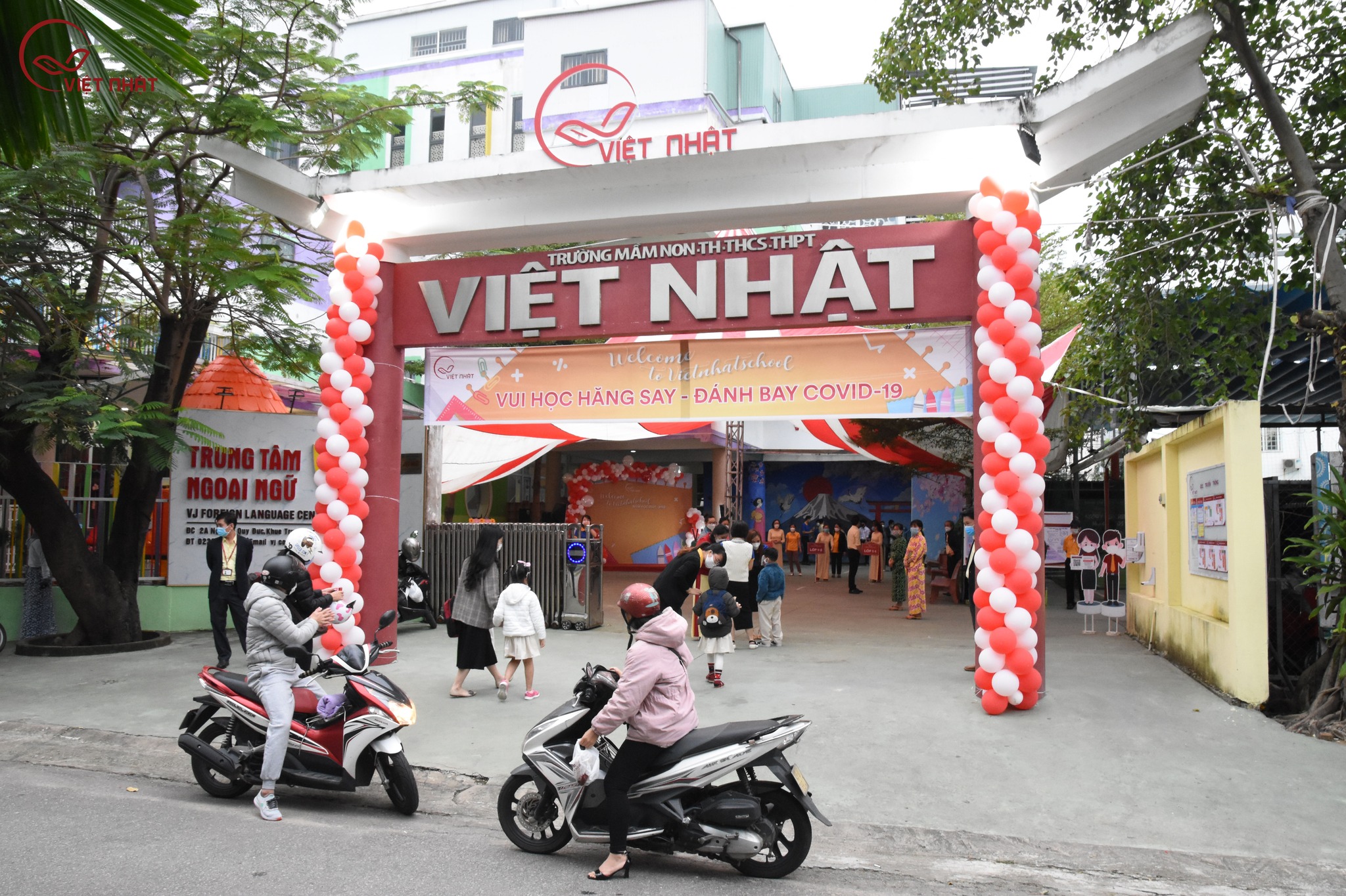 Hệ thống trường liên cấp Việt Nhật ảnh 1