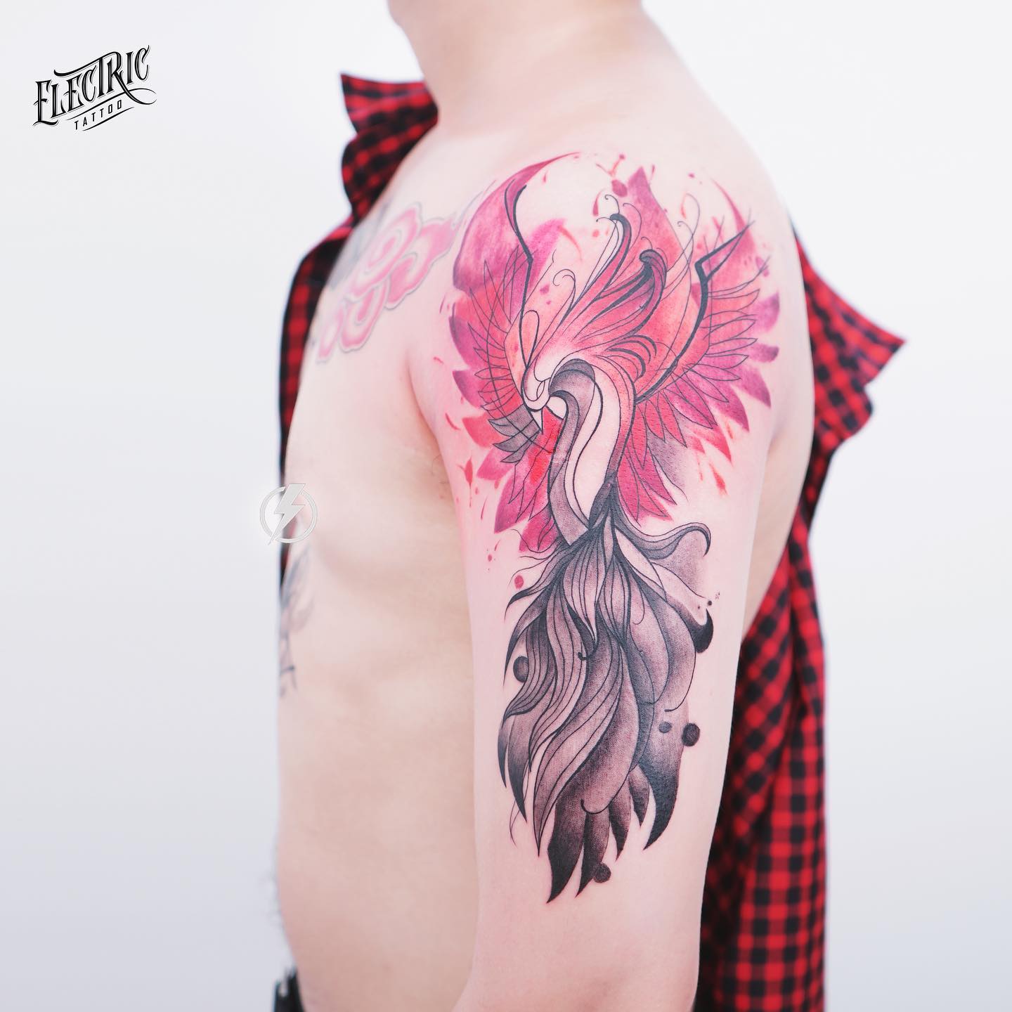 Phượng hoàng lửa- loài chim tái sinh từ đống tro tàn. Thực hiện tại Electric Tattoo ảnh 2