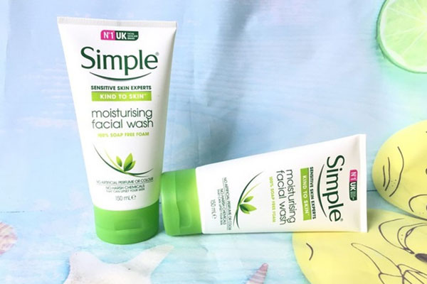 Sữa rửa mặt Simple Kind To Skin Moisturising Facial Wash ảnh 1