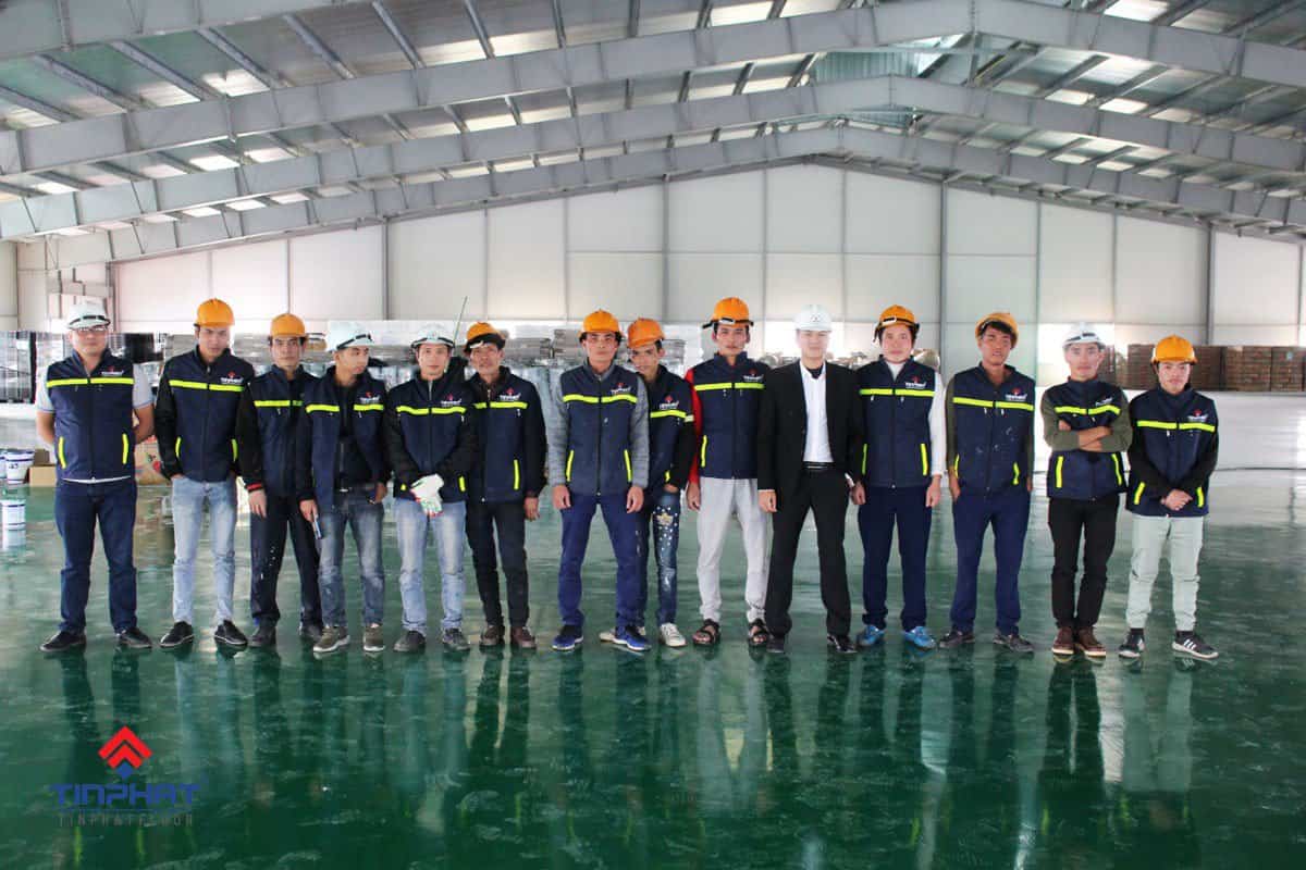 Đội ngũ kỹ thuật Epoxy Tín Phát tại nhà máy sau khi dự án hoàn thiện ảnh 2