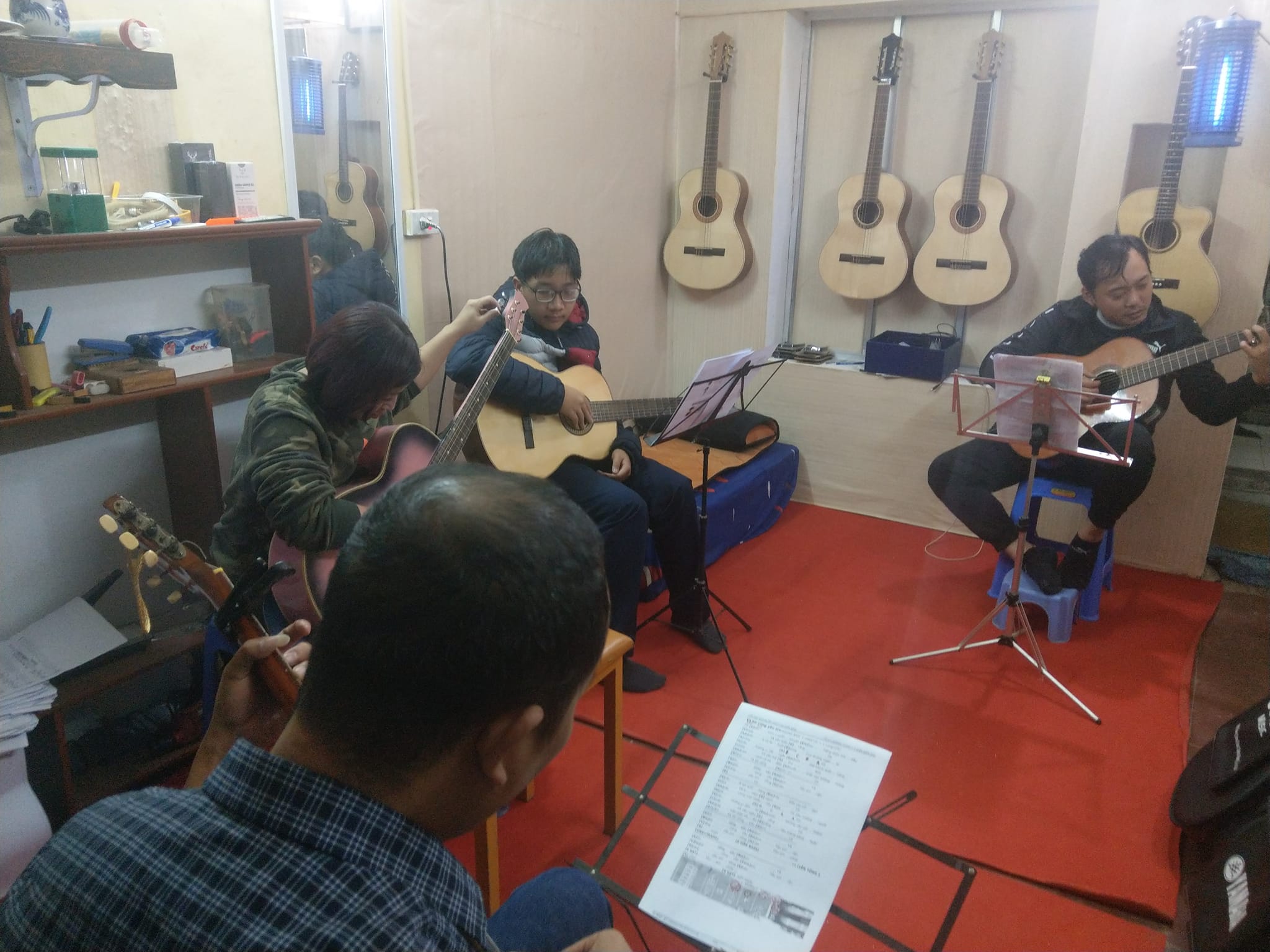 Lớp học guitar Trung Kiên ảnh 2