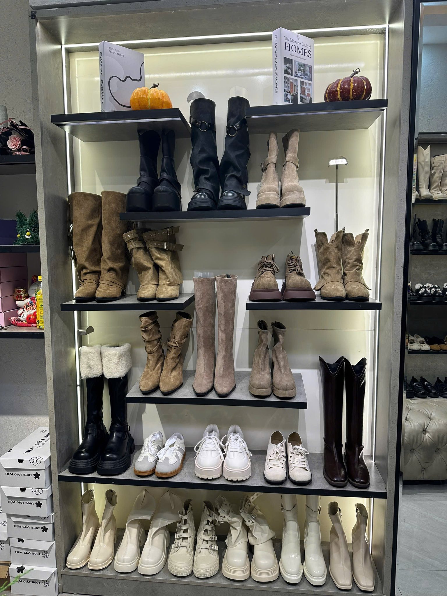 Tiệm Giày Boot ảnh 2