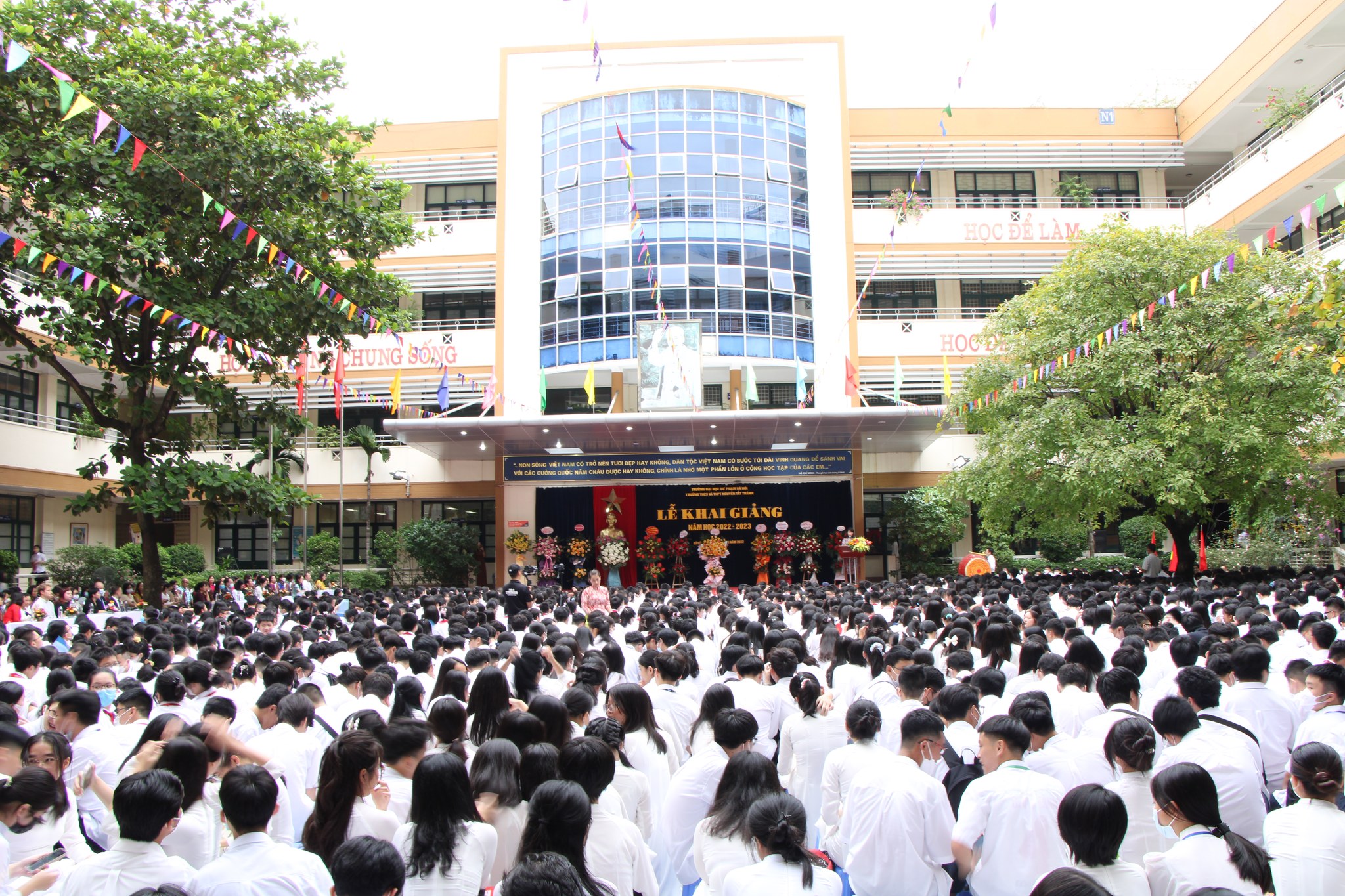 Trường THCS & THPT Nguyễn Tất Thành ảnh 2