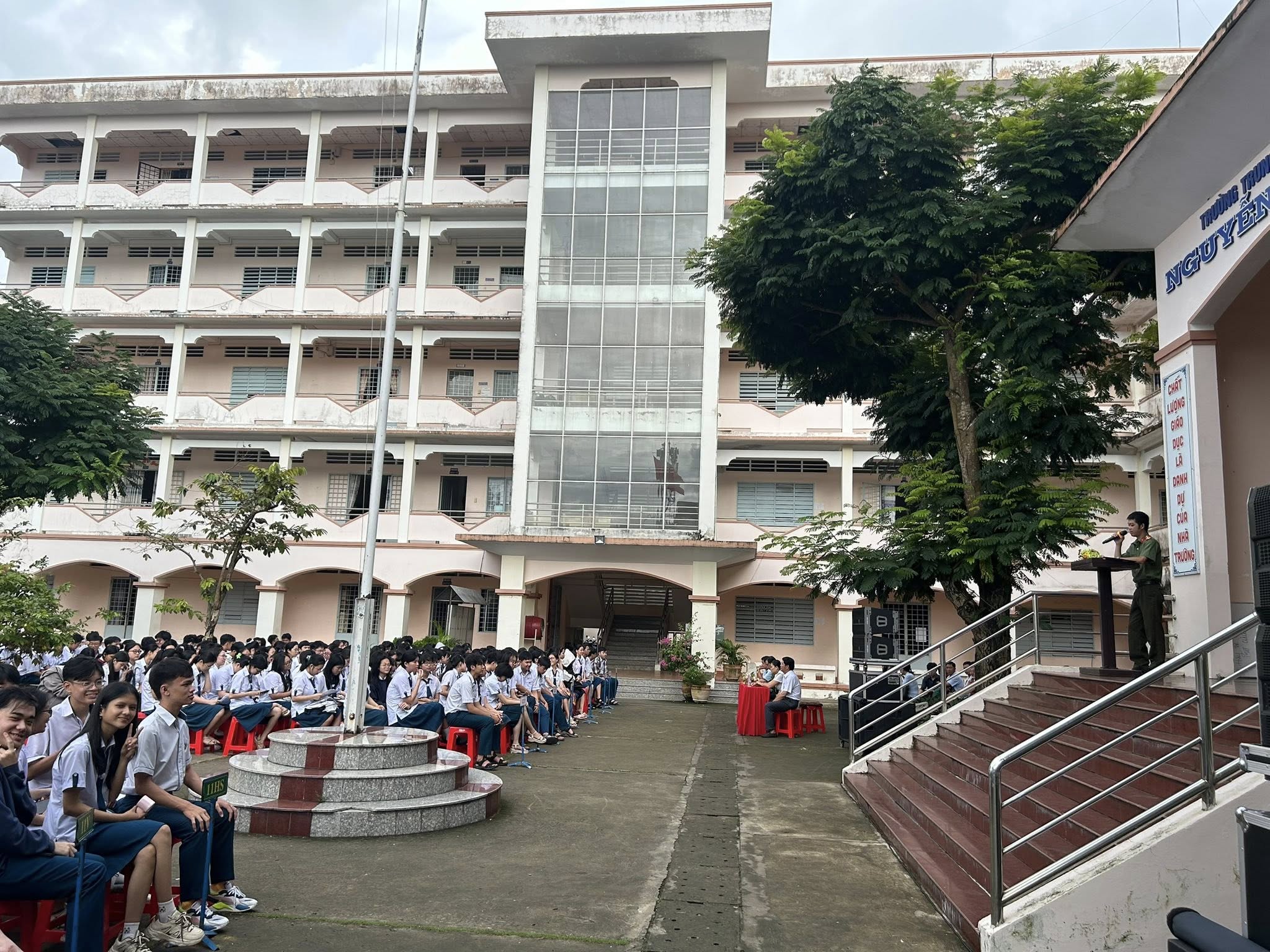 Trường THPT Chuyên Nguyễn Bỉnh Khiêm ảnh 2