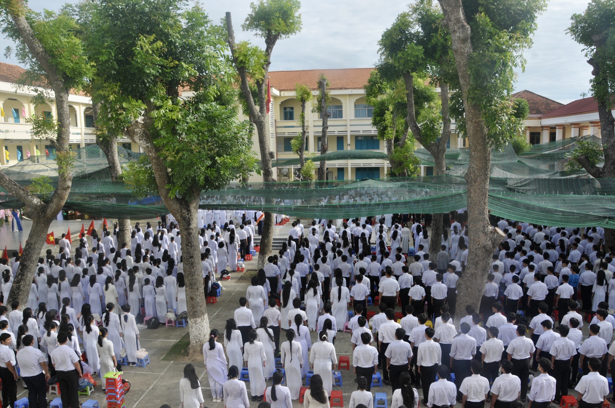 Trường THPT Chuyên Thủ Khoa Nghĩa ảnh 2