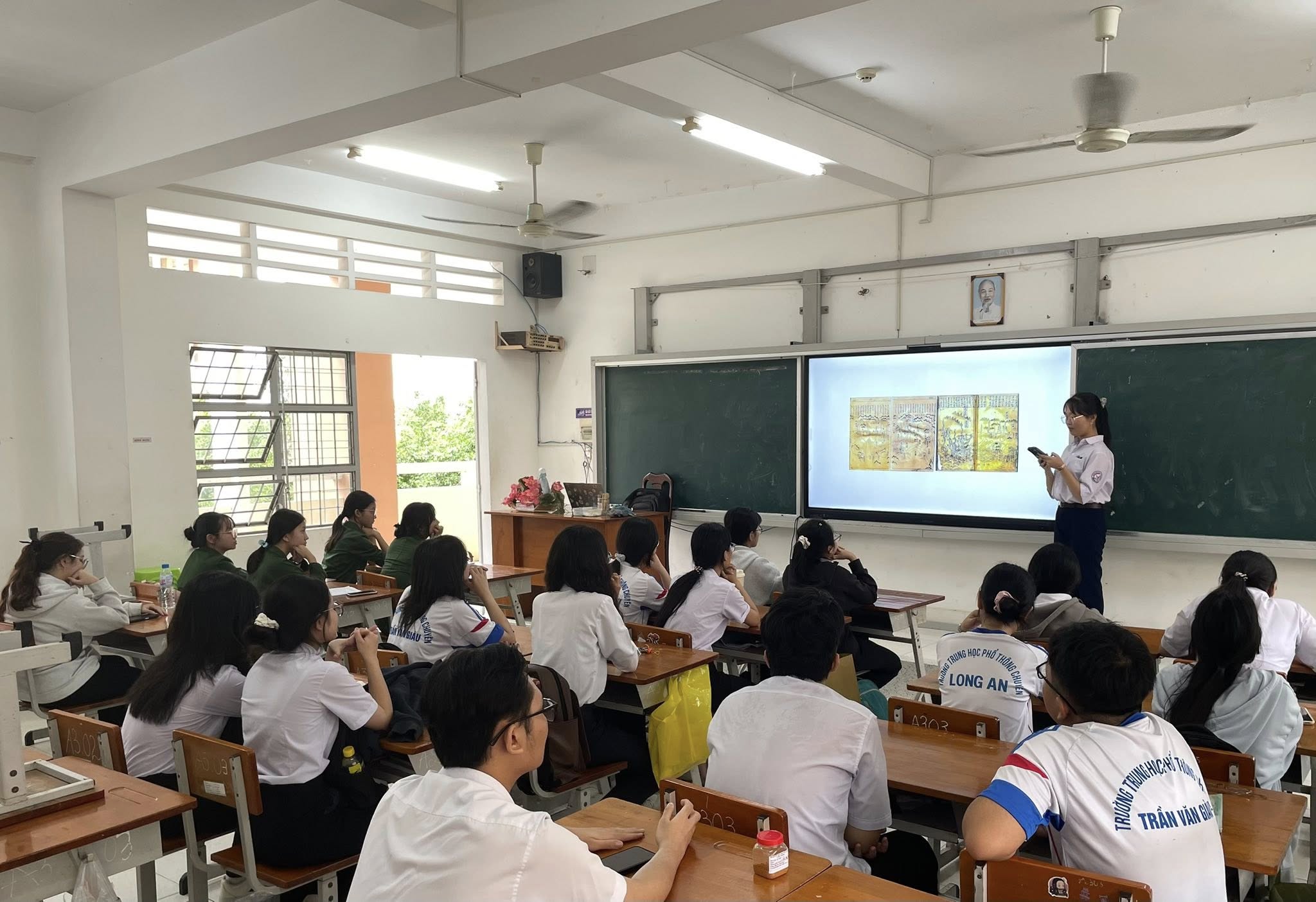 Trường THPT Chuyên Trần Văn Giàu ảnh 1