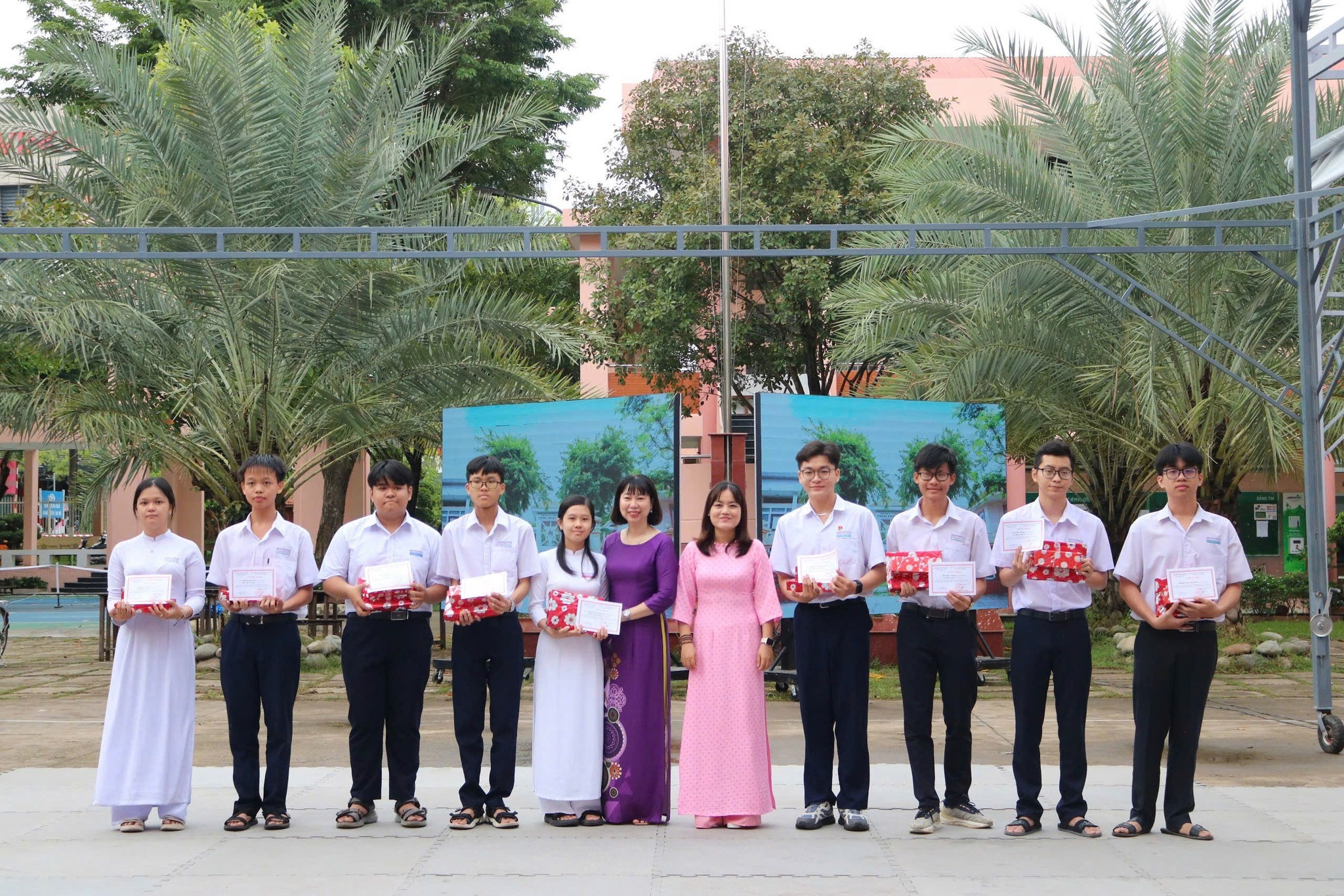 Trường THPT chuyên Thoại Ngọc Hầu ảnh 1