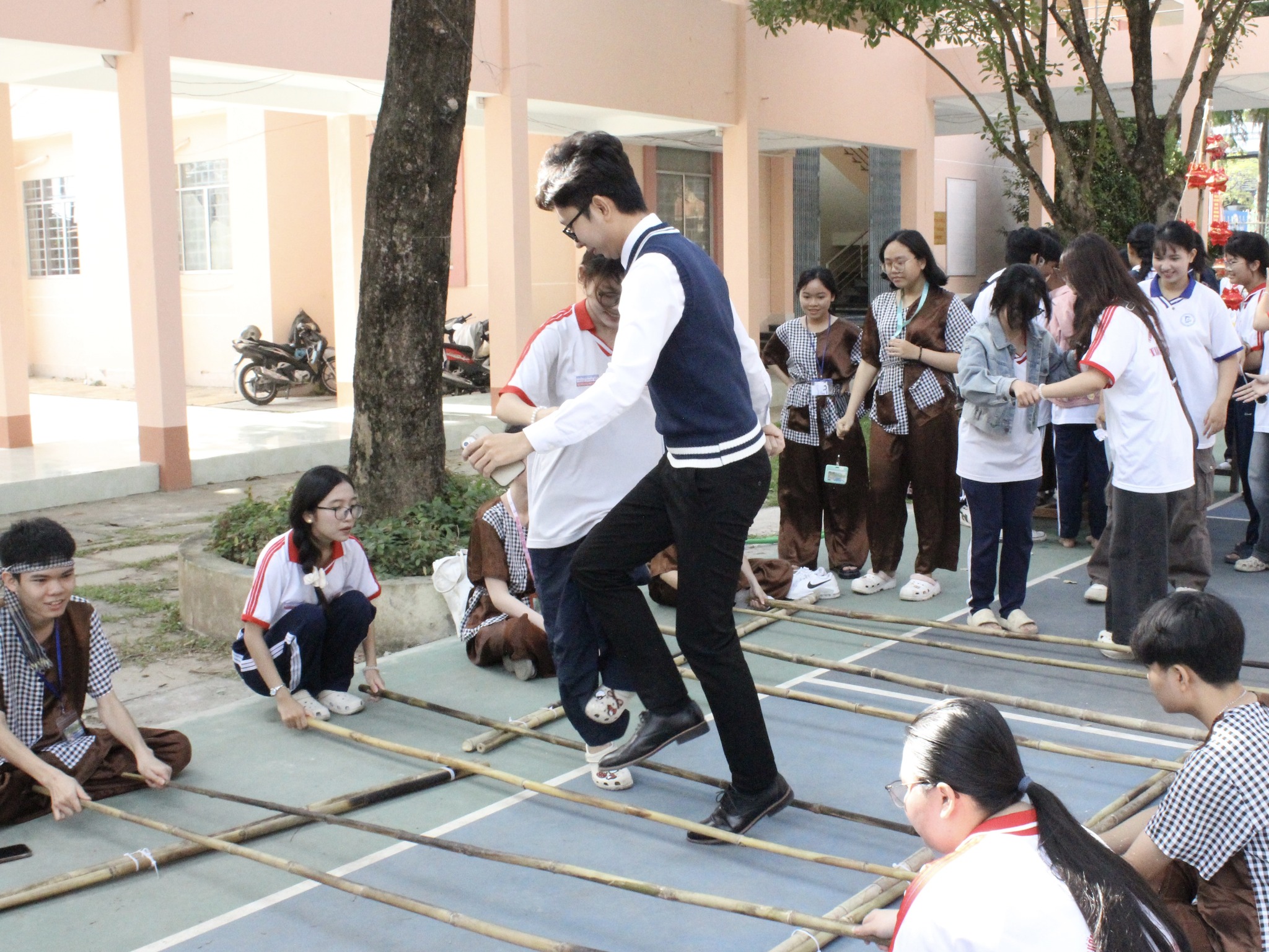 Trường THPT chuyên Thoại Ngọc Hầu ảnh 2