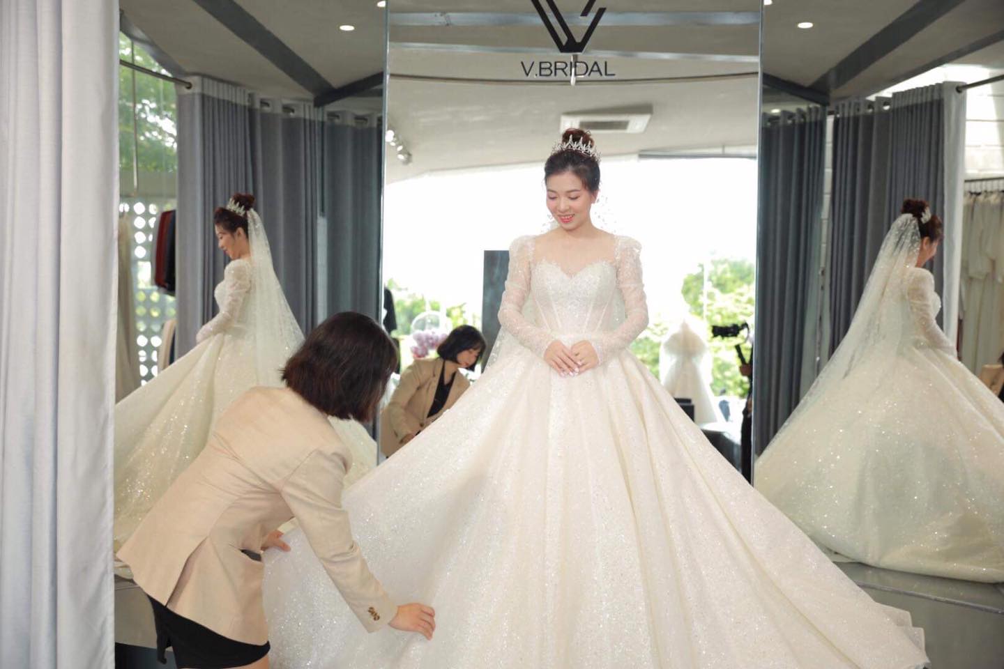 V. Bridal ảnh 1