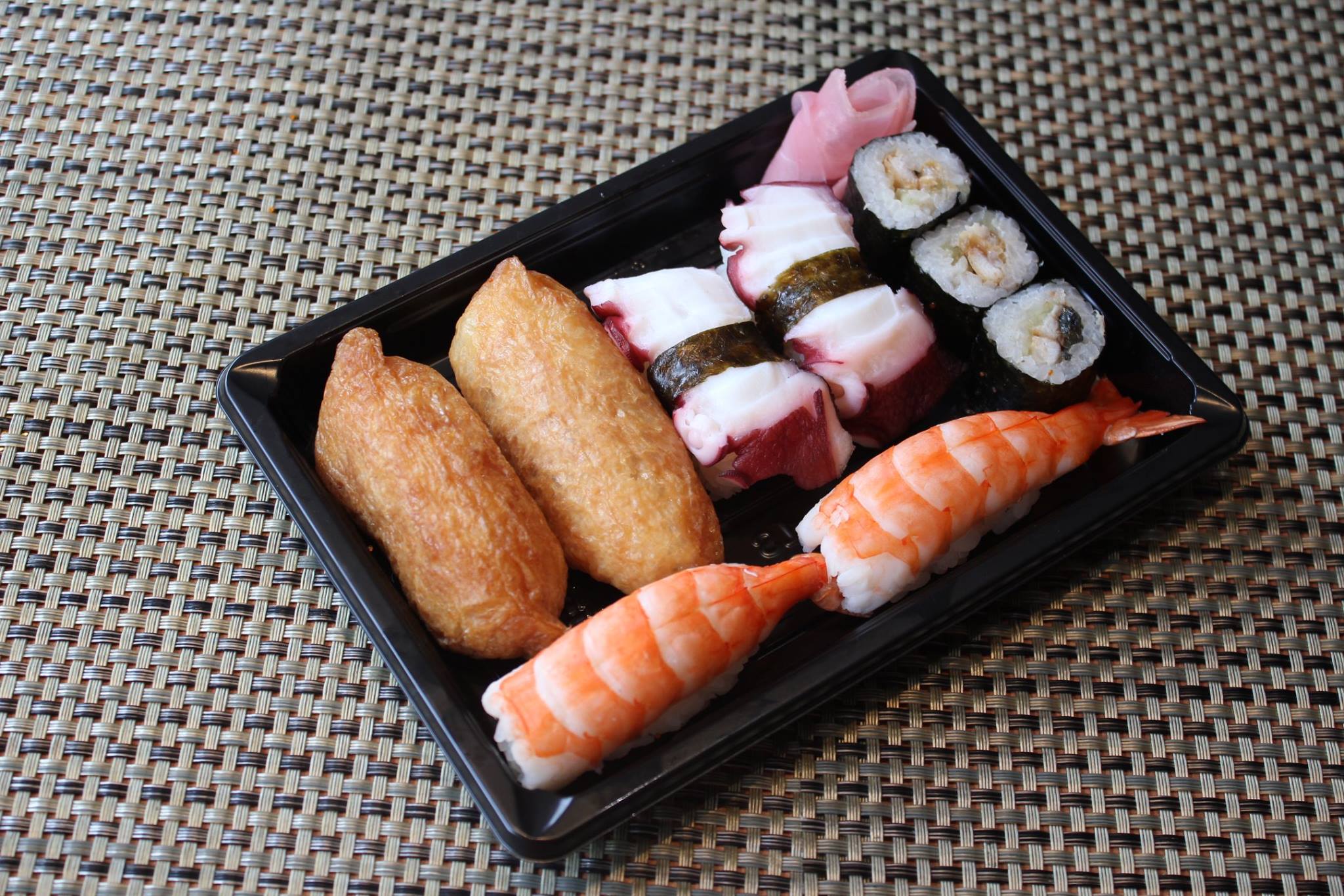 Sushi tại nhà hàng ảnh 2