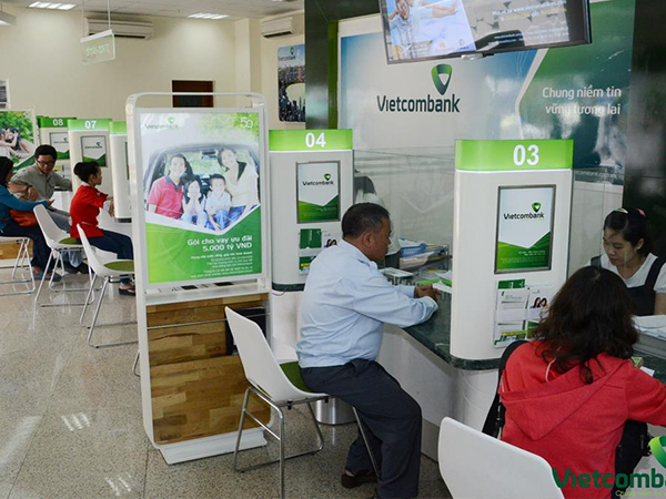 Hoạt động giao dịch tại ngân hàng Vietcombank ảnh 2