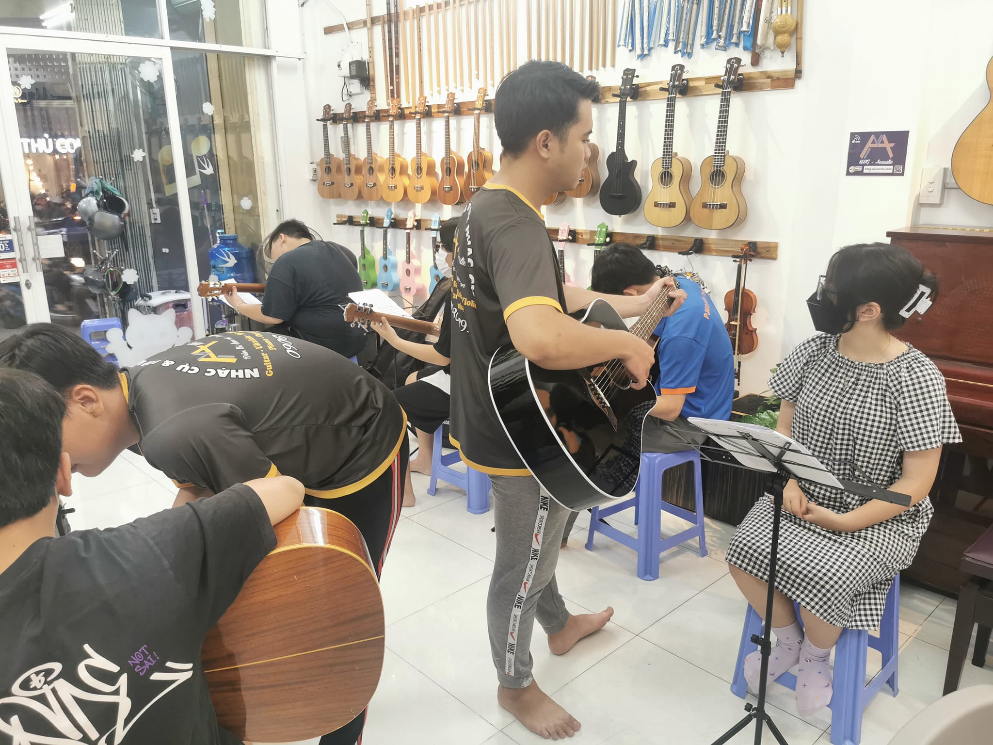 Trung tâm dạy đàn guitar MHG - Acoustic ảnh 1