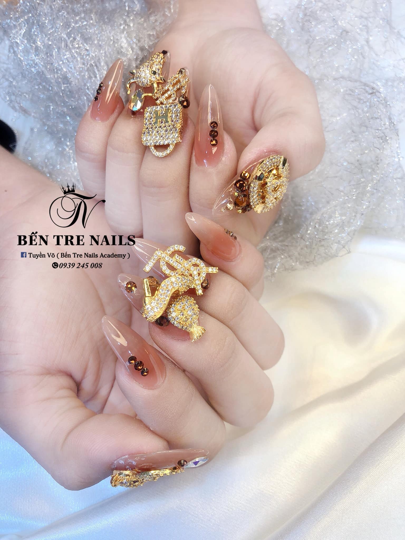 Tiệm làm nail đẹp TP. Bến Tre: Với số lượng tiệm nail ngày càng tăng tại TP. Bến Tre, những tiệm làm nail chất lượng và đẳng cấp hơn là việc hàng đầu. Với các chuyên gia làm nail giỏi nhất, các dịch vụ nail luôn mang đến cho bạn bộ móng tay hoàn hảo nhất.