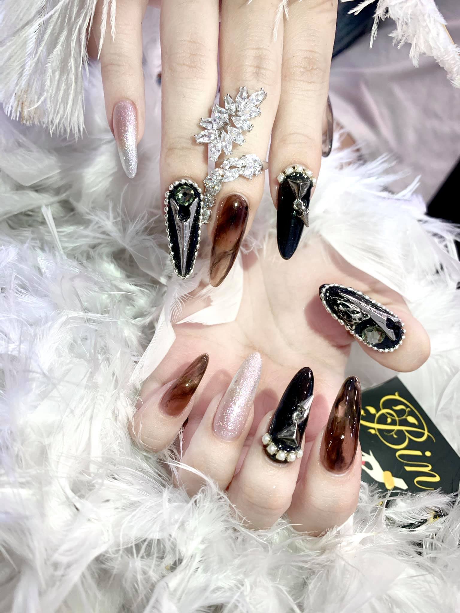 Đơn giản mà sang thì không thể thiếu design thương hiệu nha ce mau nail  nails juna nghithao naildesign naildesign  Instagram