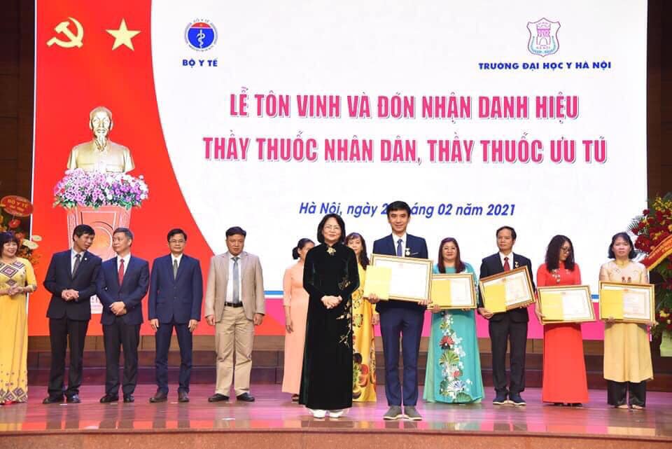 Phó Chủ tịch nước Đặng Thị Ngọc Thịnh trao danh hiệu Thầy thuốc Ưu Tú cho thầy Võ Trương Như Ngọc ảnh 1