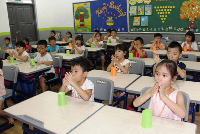 Ngừng sự phá rối với một chút hài hước