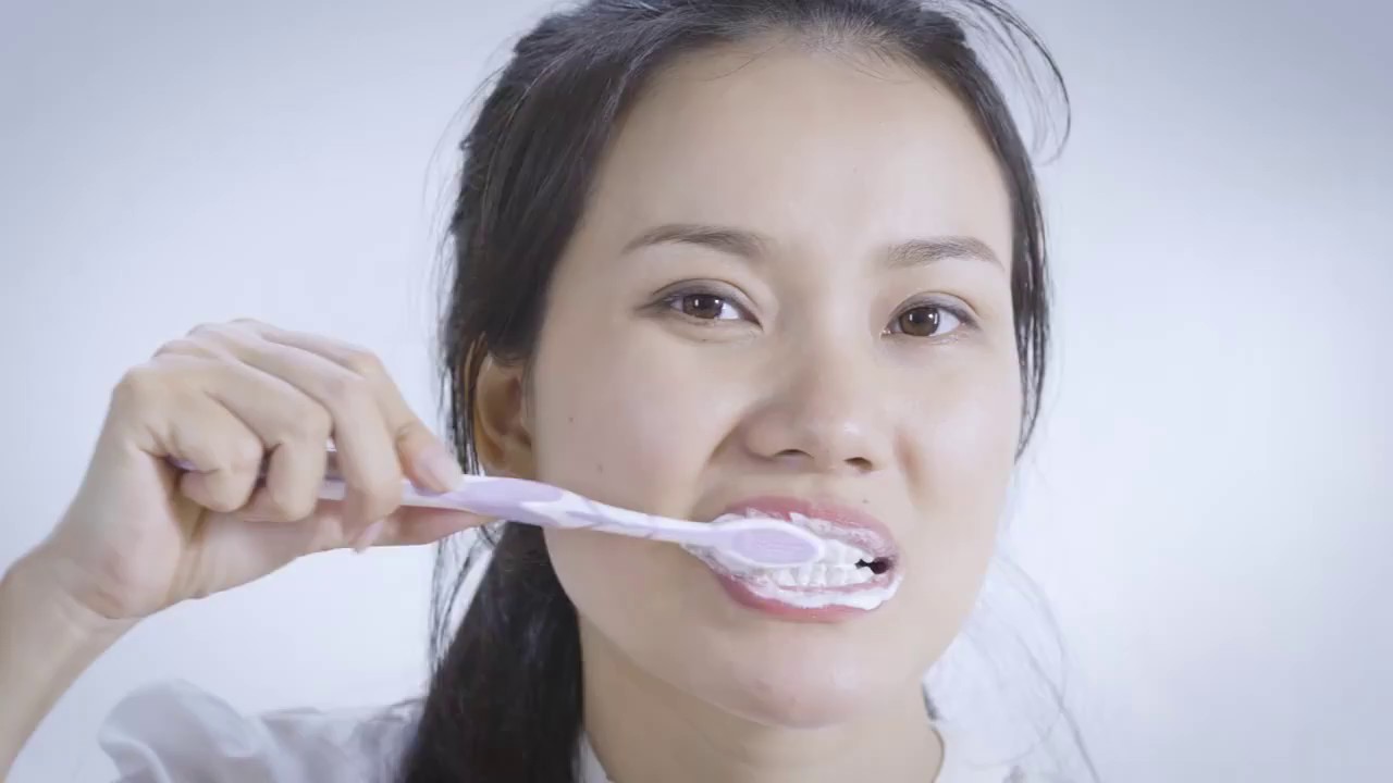 Đánh răng trước khi đi ngủ để loại bỏ mảng bám và vi khuẩn gây bênh răng miệng ảnh 1