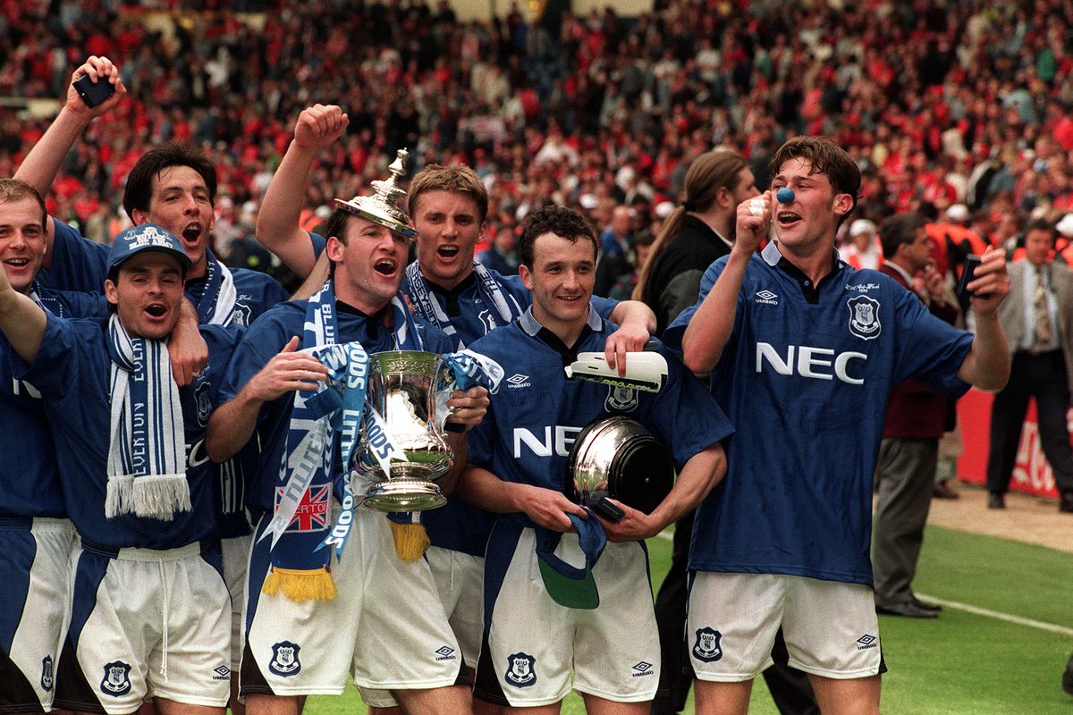 Các cầu thủ Everton nâng cao chức vô địch FA cup năm 1995 ảnh 1