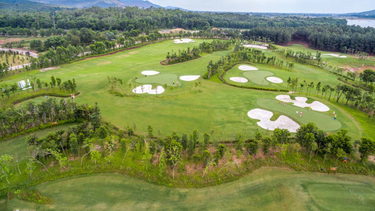 Sân được thiết kế nhỏ gọn và tinh tế mang đậm phong cách của những sân golf ven biển ảnh 1