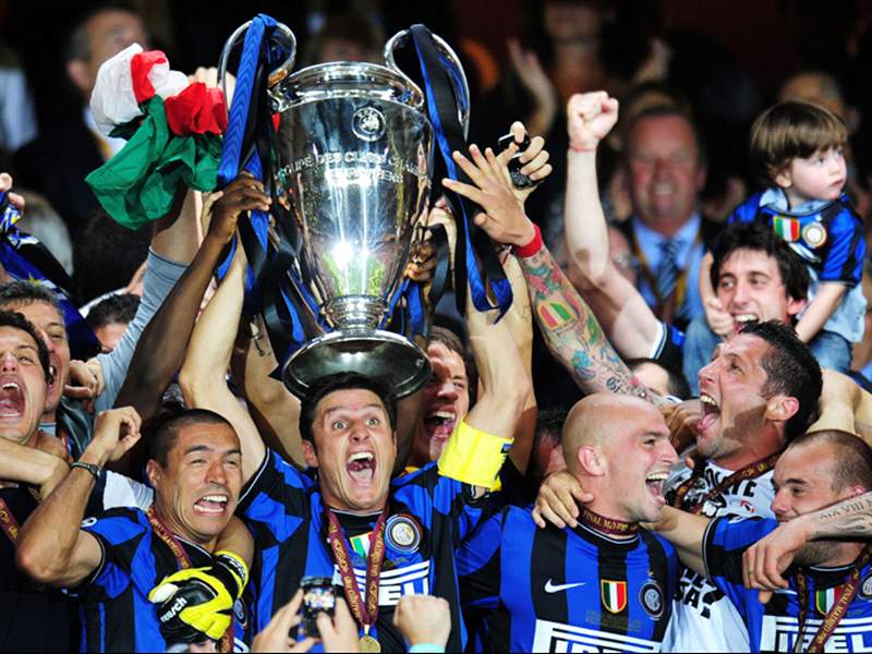 Inter Milan nâng cao chức cúp năm 2010 ảnh 1