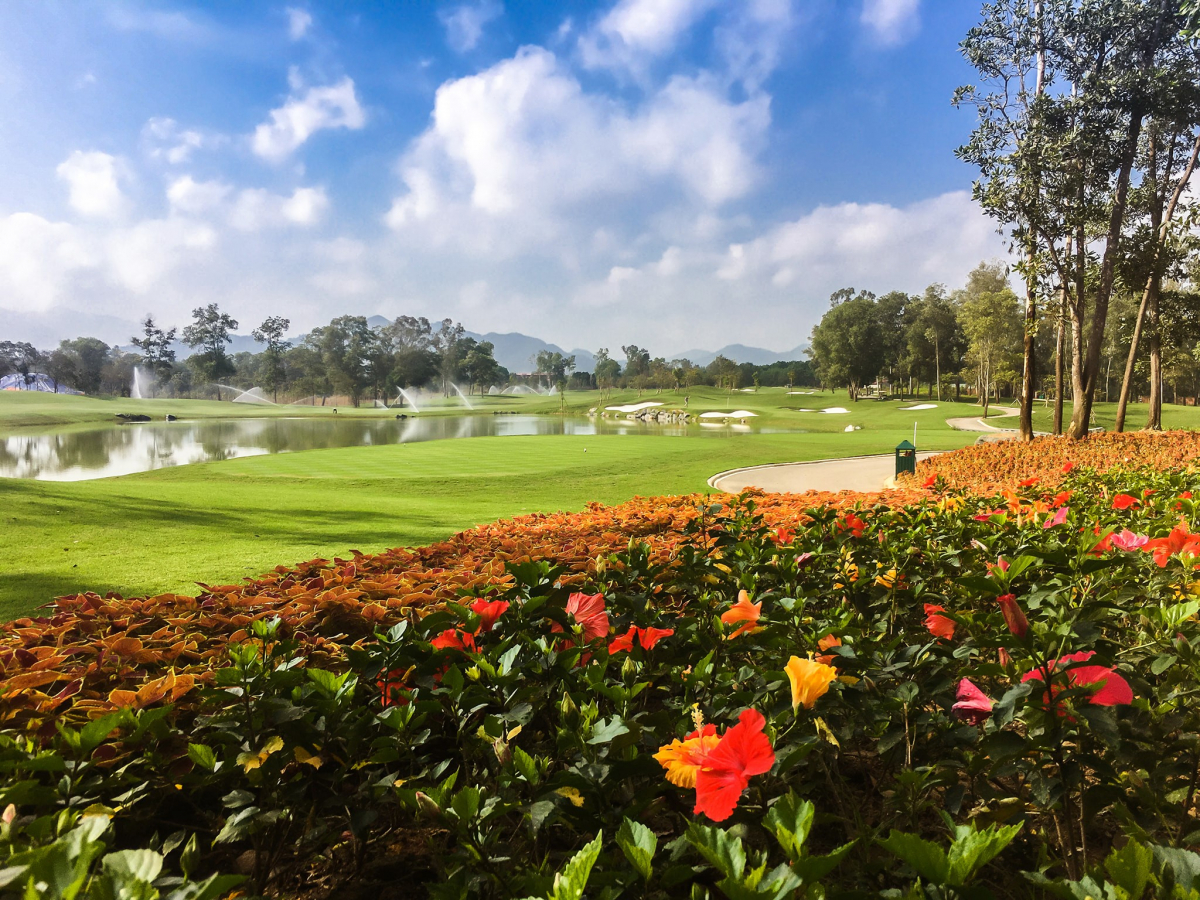 Sân golf Lakeside với trải nghiệm chơi golf cùng nước hồ và sân Mountain View với khung cảnh tuyệt đẹp được bao bọc bởi núi non hùng vĩ ảnh 2