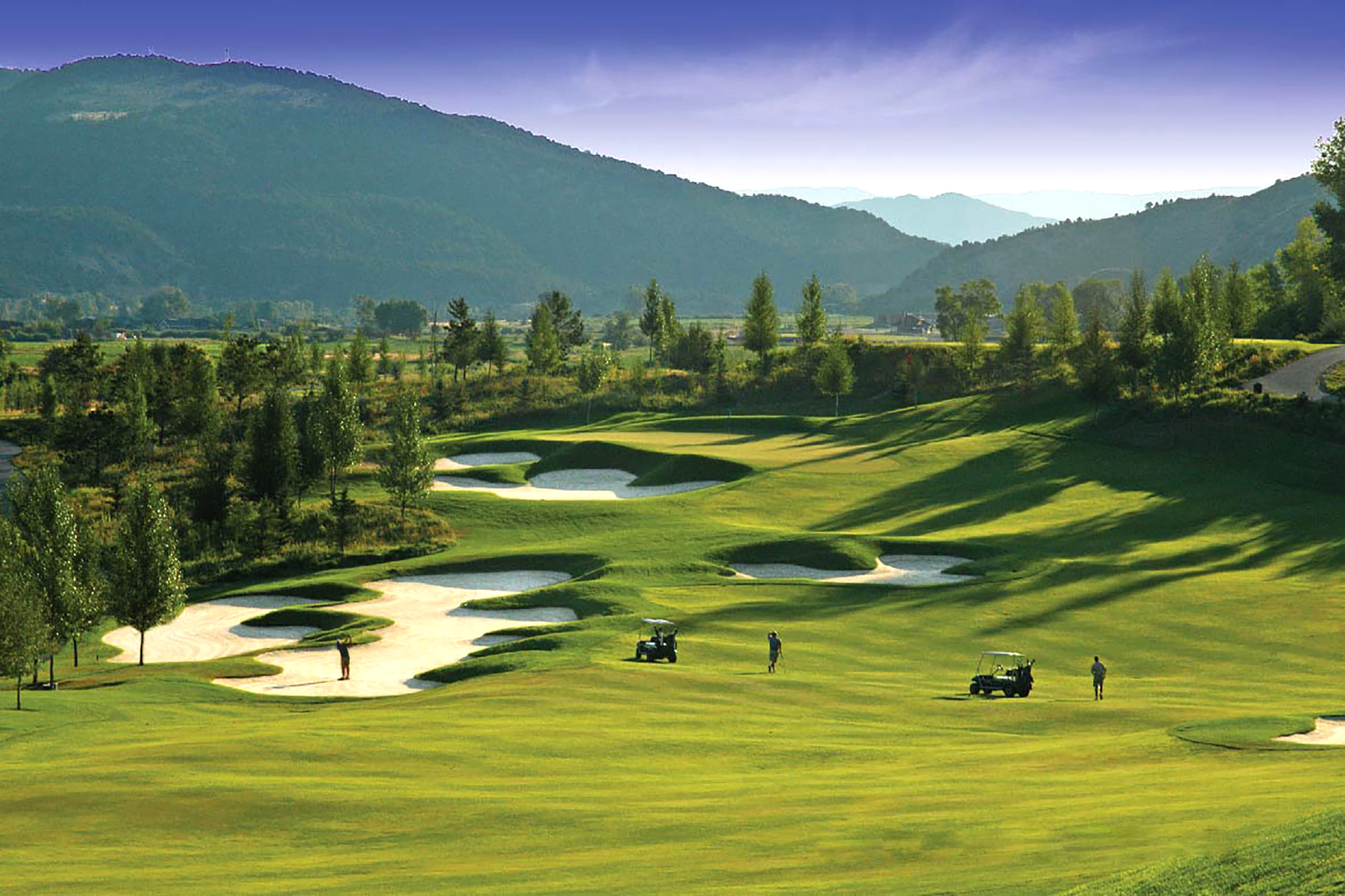 Các golfers lâu năm nhiều kinh nghiệm luôn có hứng thú với những nơi mang đầy tính thử thách như sân golf Legend Hill ảnh 1
