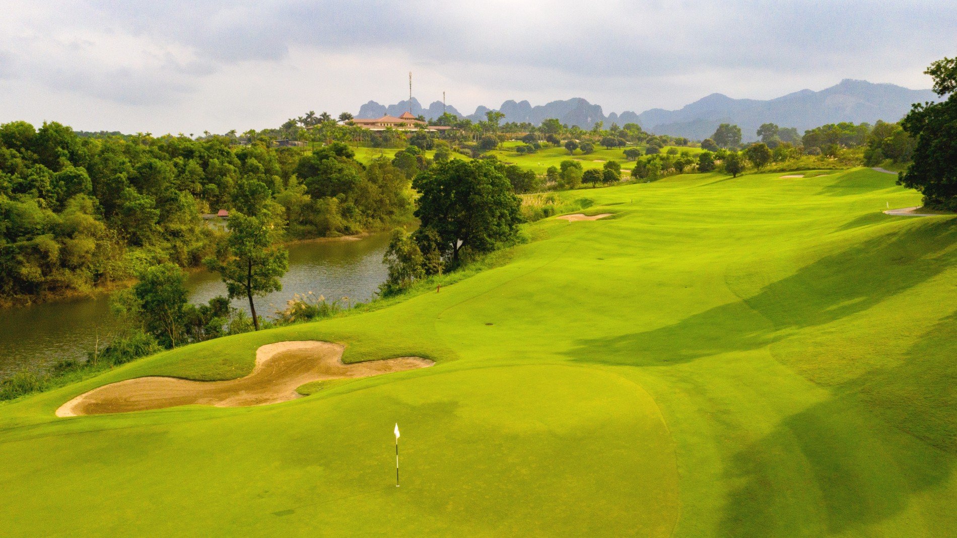Sân golf Sky Lake là 2 sân golf 18 hố nằm tại khu vực hồ Văn Sơn, Chương Mỹ ảnh 1