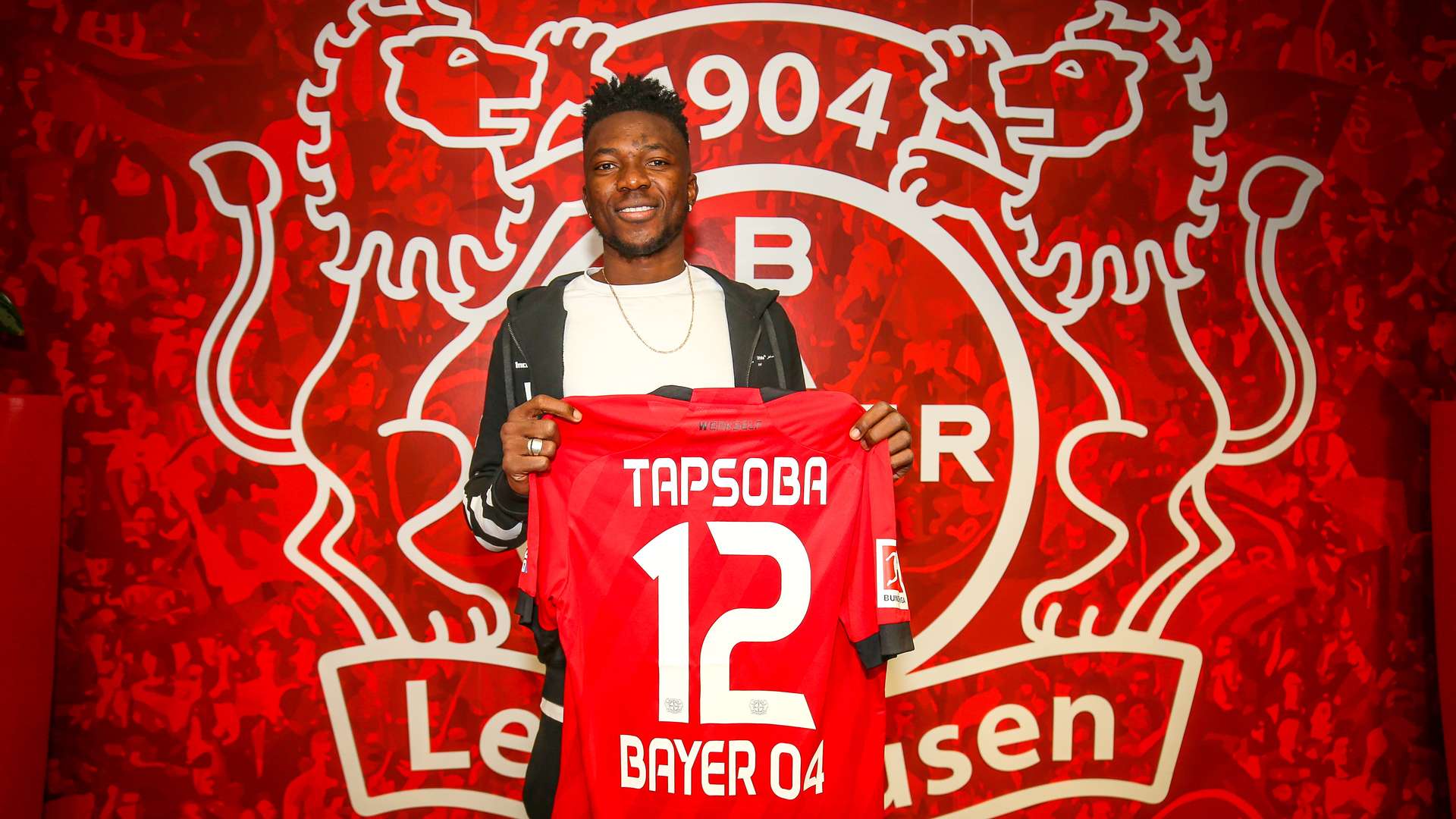 Tapsoba đang chơi cho Bayer Leverkusen ảnh 1