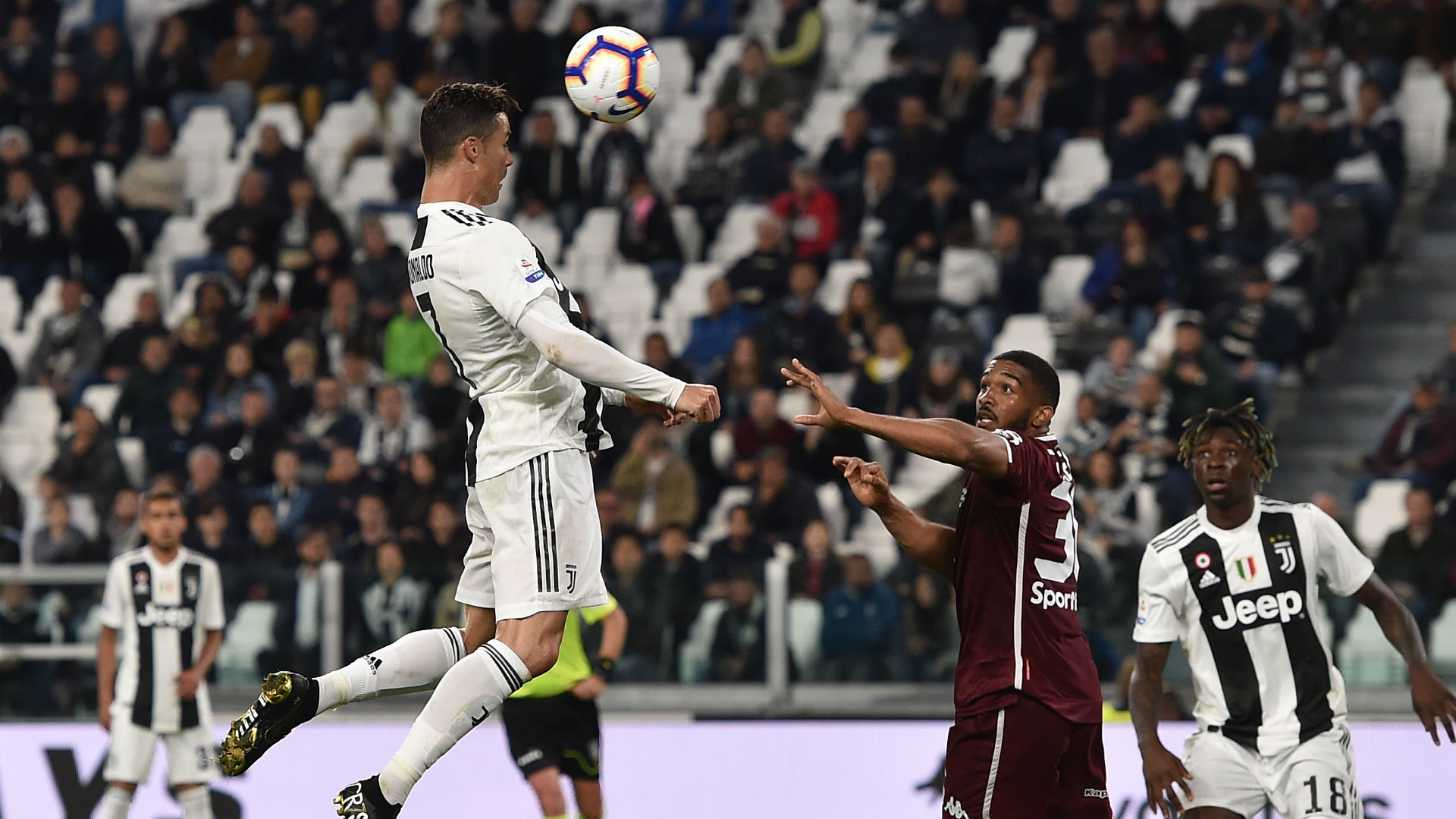 Kỹ năng bật nhảy và chọn điểm rơi rất tốt của Ronaldo ảnh 1