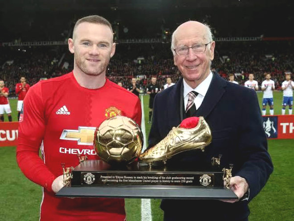 Sir Bobby Charlton trao giải thưởng cây làm bàn xuất sắc nhất trong lịch sử của Quỷ đỏ cho Rooney ảnh 3