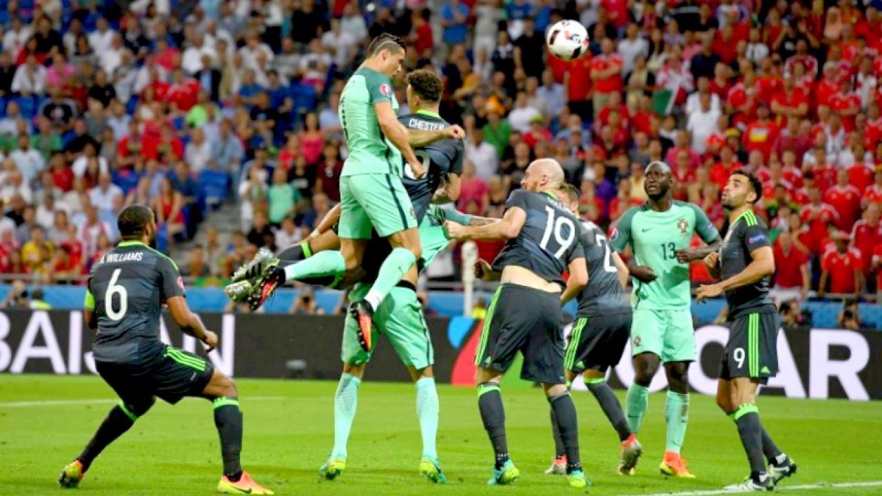 Ronaldo đánh đầu ghi bàn trong trận bán kết Euro 2016 ảnh 1