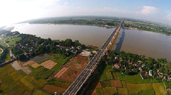 Vài tia nắng cuối ngày còn lại rọi trên mặt sông tạo thành một bức tranh tuyệt đẹp. ảnh 1