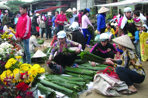 Ngay lối vào chợ là hàng bán lá dong. ảnh 1