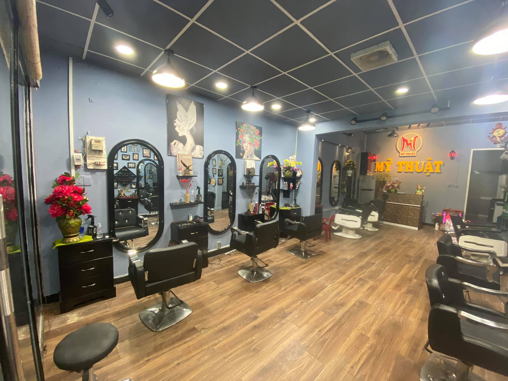 Tiệm cắt tóc nam Phú Quốc với không gian thiết kế cực kỳ phong cách và sang trọng sẽ là điểm đến lý tưởng cho những quý ông muốn tìm kiếm một dịch vụ cắt tóc đẳng cấp và chất lượng. Hãy đến và trải nghiệm để cảm nhận sự khác biệt giữa những tiệm cắt tóc khác nhé!