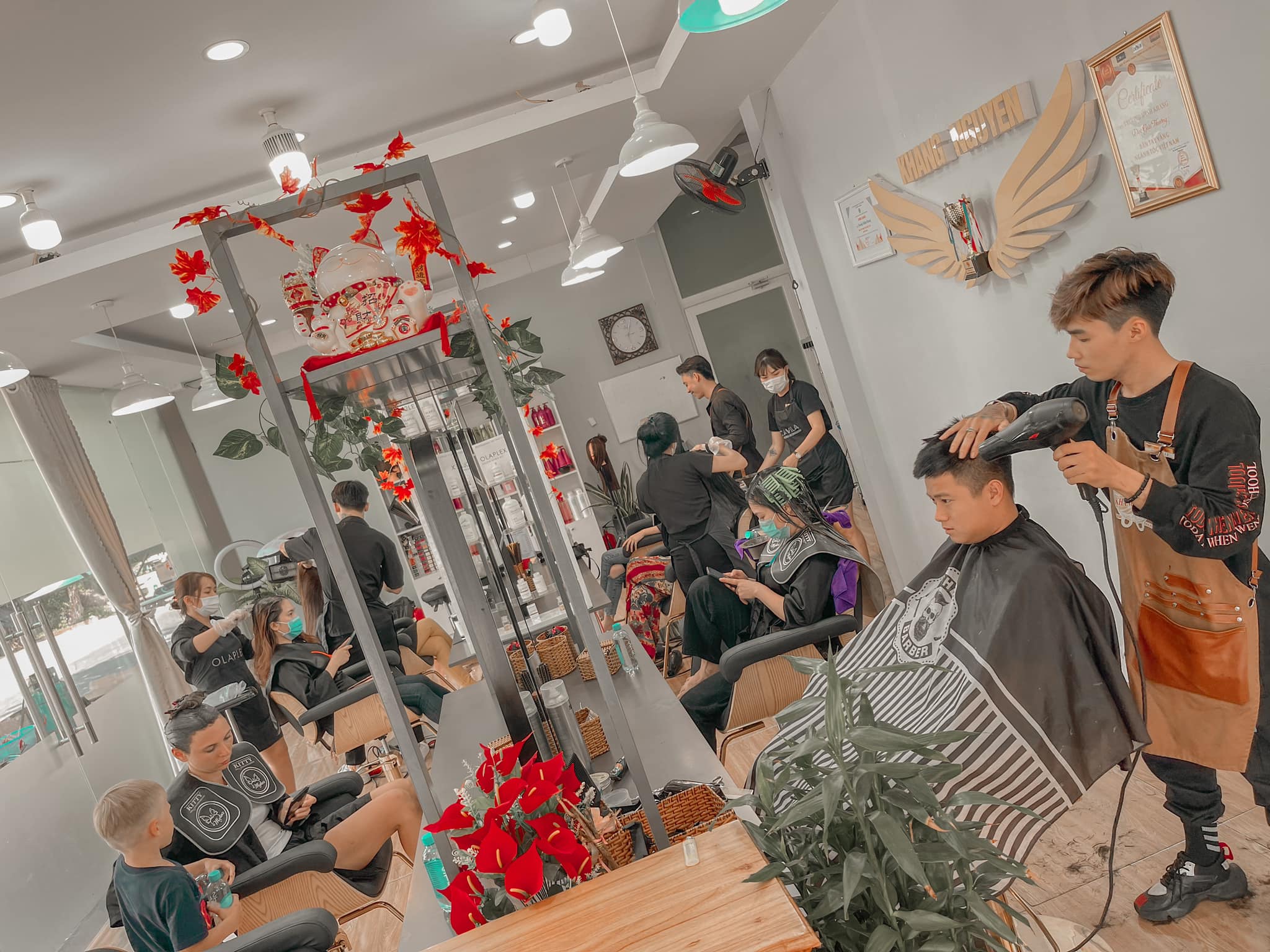 Tại tiệm cắt tóc nam Phú Quốc, bạn sẽ được phục vụ bởi đội ngũ thợ chuyên nghiệp, thân thiện và dễ thương. Không chỉ cắt tóc đúng đẳng cấp, chúng tôi còn tư vấn và đề xuất những kiểu tóc phù hợp với từng gương mặt khách hàng.
