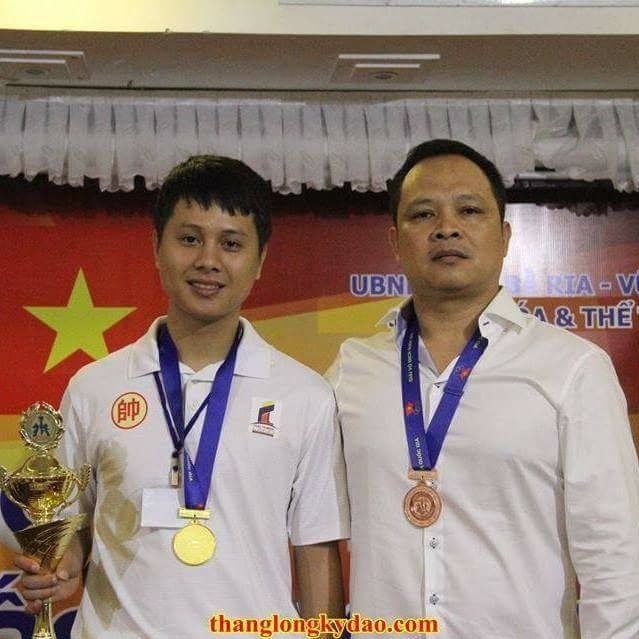 Đặng Hữu Trang (trái) là nhà vô địch quốc gia năm 2017 cùng thầy Vũ Hữu Cường ảnh 1