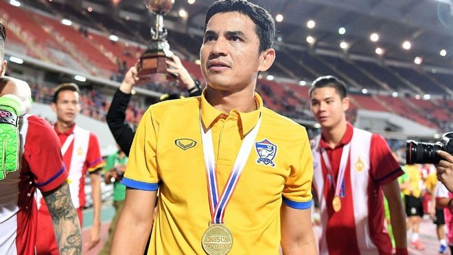 Kiatisuk Senamuang là người duy nhất vô địch giải đấu trên cả 2 cương vị cầu thủ và huấn luyện viên ảnh 1