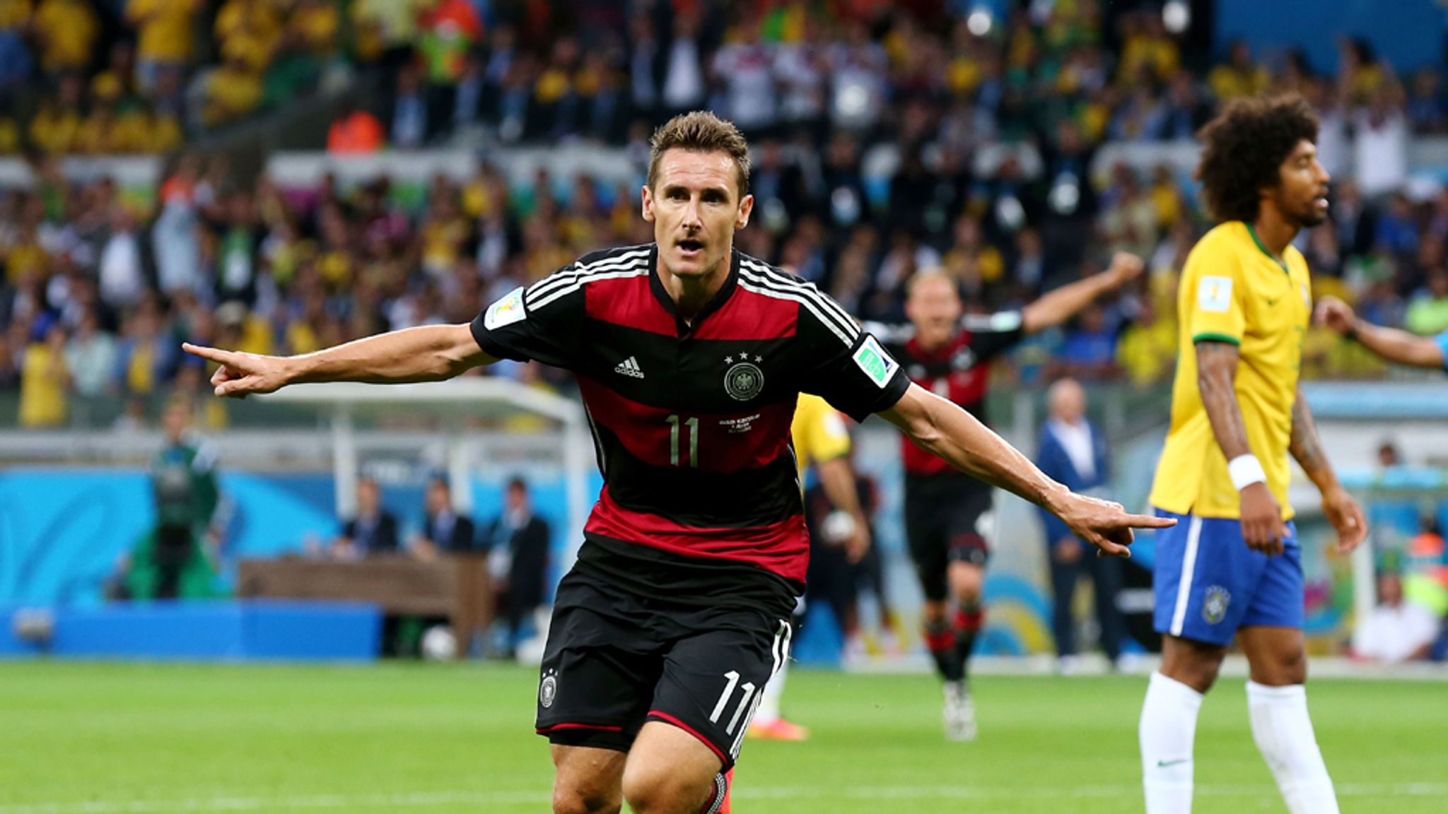 Klose ăn mừng khi ghi bàn thắng thứ 16 tại World Cup ảnh 1