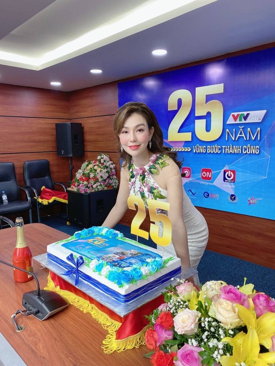 MC Nguyễn Hải Anh đẹp rực rỡ tại lễ kỷ niệm 25 năm VTVcab ảnh 2