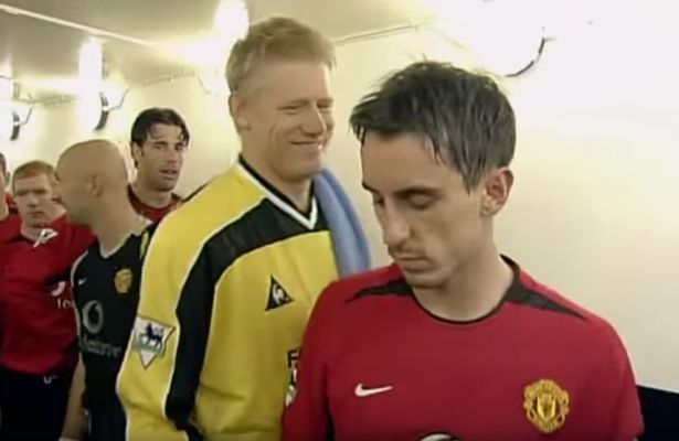 Thủ thành người Đan Mạch bị Gary Neville từ chối bắt tay khi anh khoác áo Man xanh ảnh 2