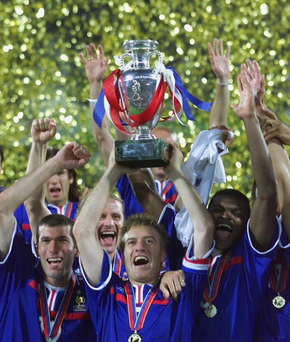 Didier Deschamps nâng cao chiếc cup năm 2000 ảnh 1