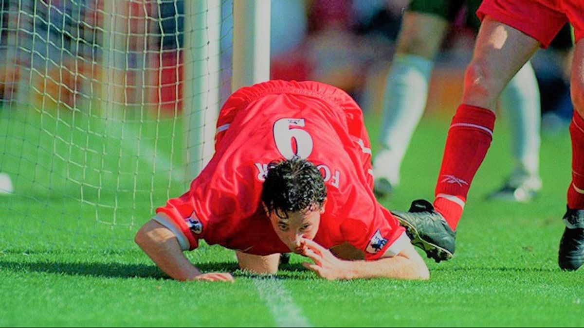 Robbie Fowler sau này đã rất hối hận với pha ăn mừng này ảnh 1