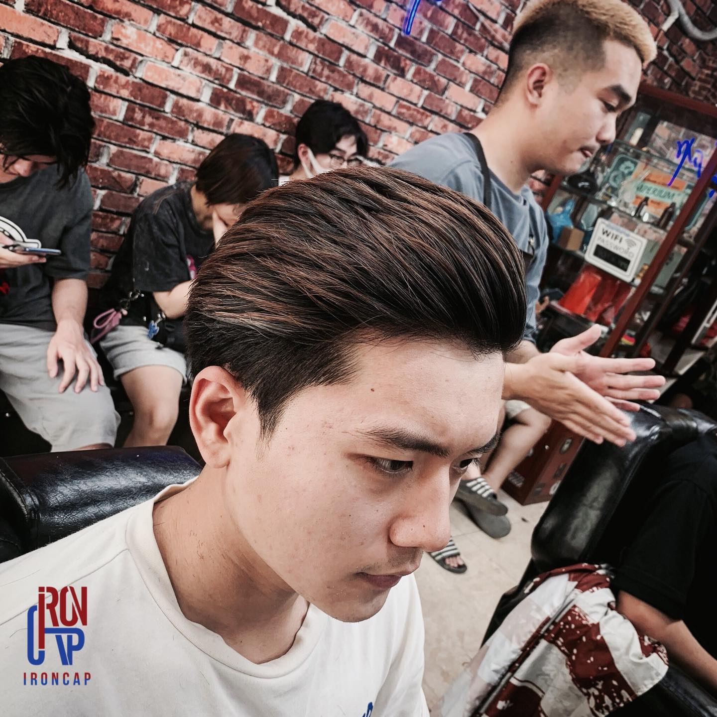 Cắt tóc nam Barber Shop Long biên  UỐN NHUỘM TẨY MÀU Hot 2021