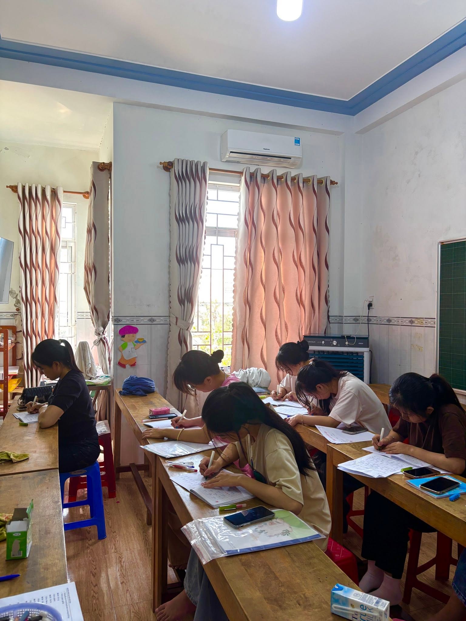 Cô Hà Chữ Đẹp ảnh 1