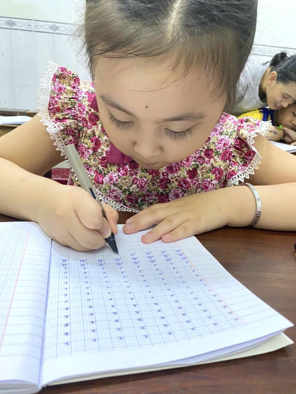 Cô Hà Chữ Đẹp ảnh 2