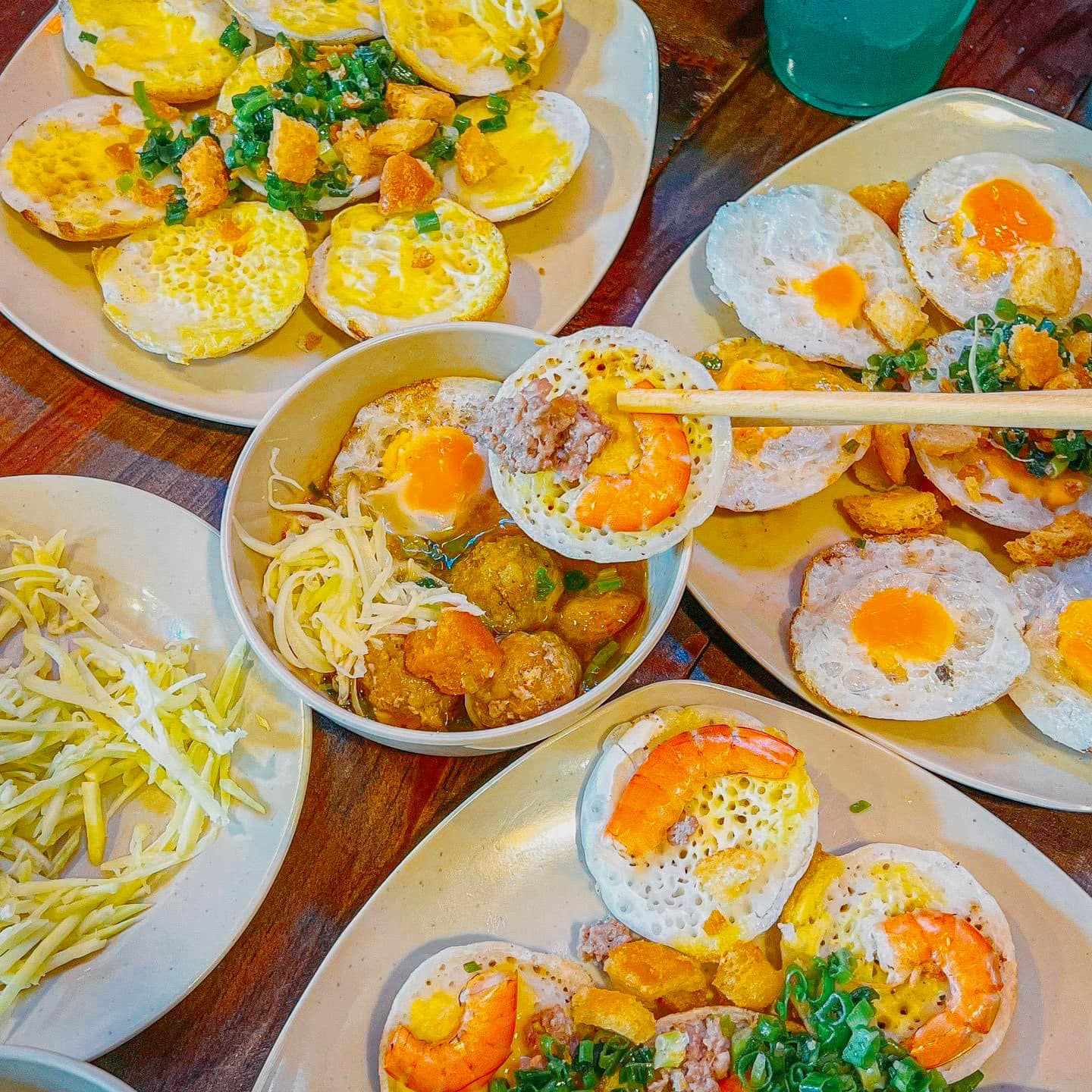 Quán bánh căn ngon và đông khách nhất tại Đà Lạt