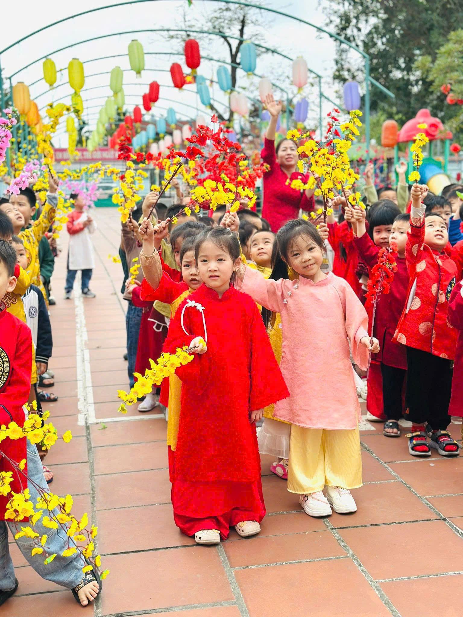 Ánh mắt vui hồn nhiên khi trẻ tham gia hoạt động trải nghiệm ảnh 2